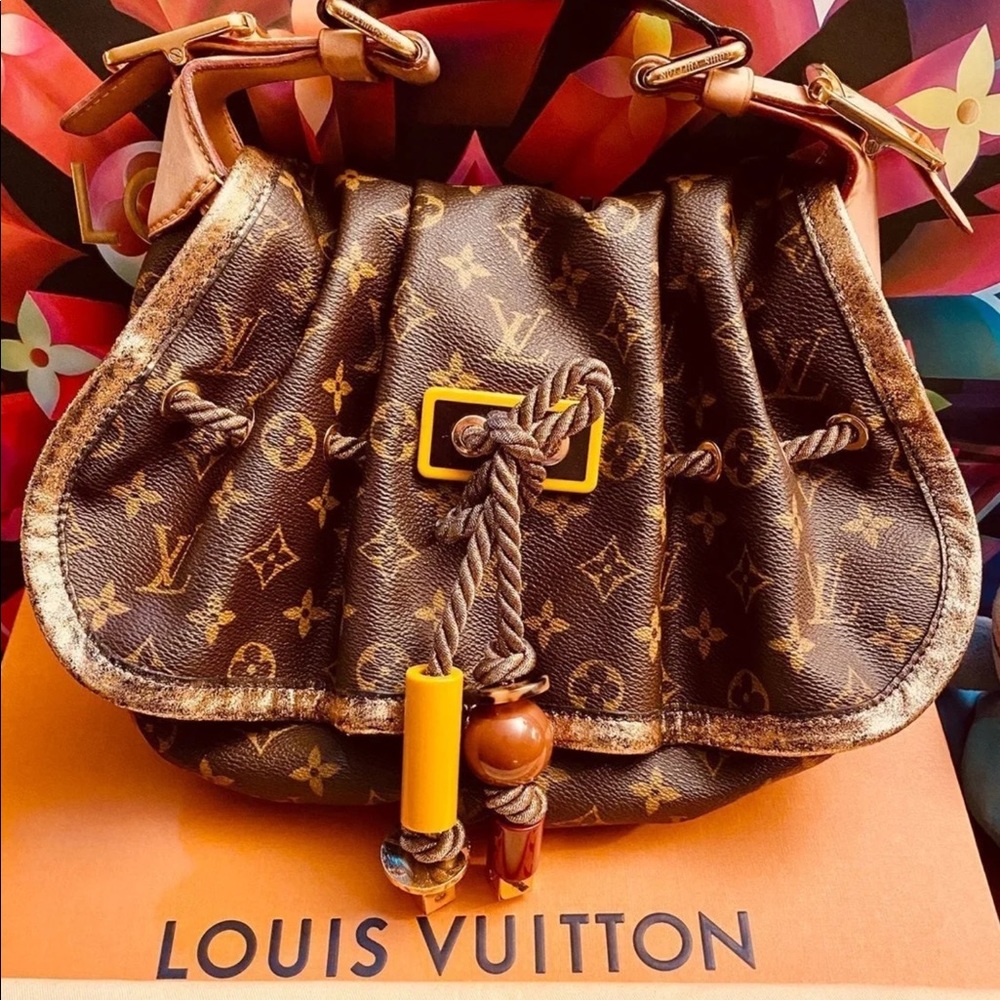 SOLD!!!!😋😃😃😃😃Louis Vuitton Kalahari PM